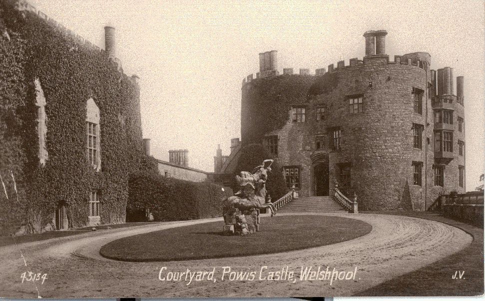 Castell Powis, cerdyn post. © Hawlfraint y Goron CBHC. 